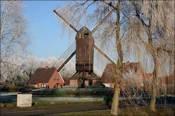 Mhle in Papenburg: Deutsche Bockwindmhle bei Frost, 2009, Joachim Koslitz.