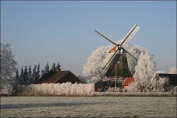 Mhlenensemble Burlage mit Wallhollnder beziehungsweise Erdhollnder und Mllerhaus im Winter bei Frost, 20078, Joachim Koslitz