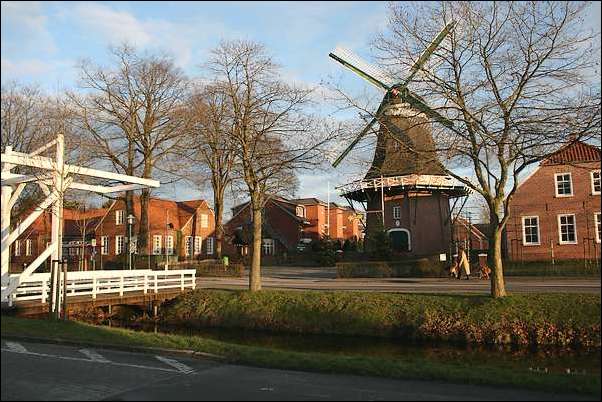 Mhle in Rhauderfehn: Zweistoeckiger Galeriehollnder Windmuehle Hahnentange in Rhauderfehn, 2008, Joachim Koslitz.